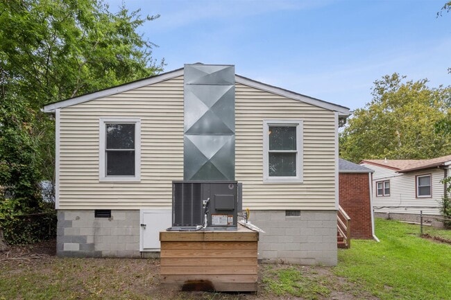 Building Photo - 4BR | 2 Full Baths | Downtown Newport News