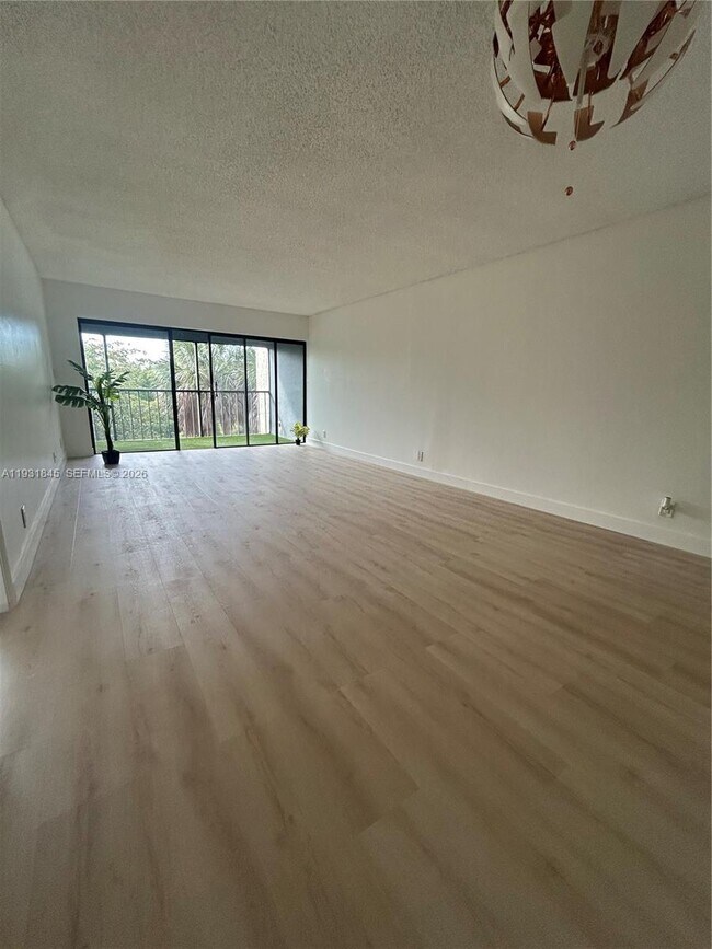 Building Photo - 240 Lakeview Dr