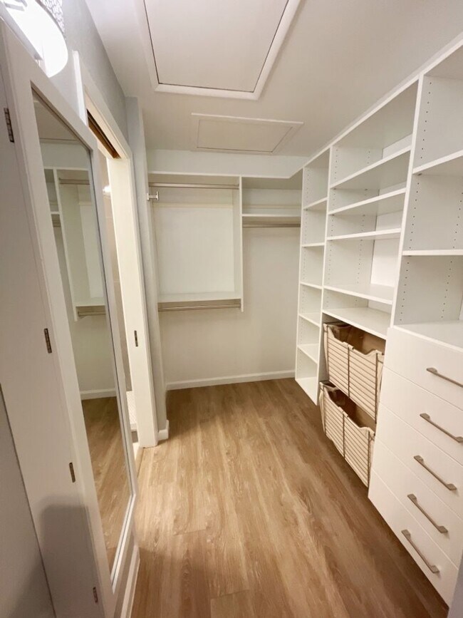 Building Photo - Waipio Gentry 2 bed, 1 bath, 2 parking wit...