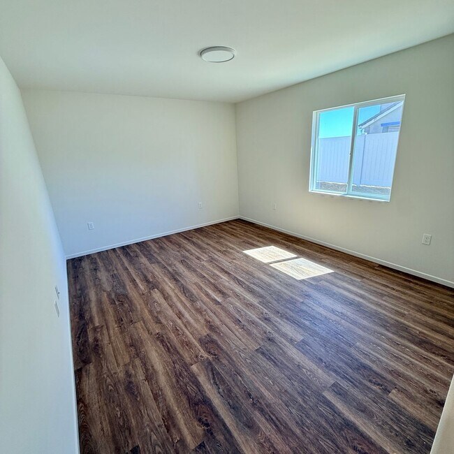 Building Photo - BRAND NEW 4 BEDROOM ADELANTO HOME