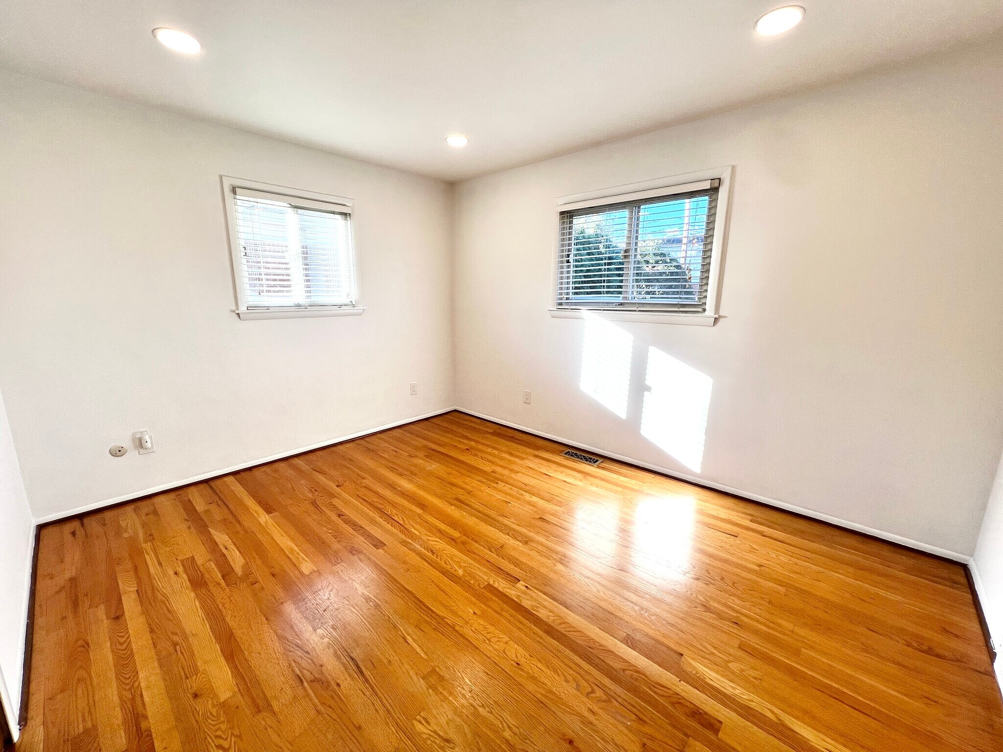 Building Photo - 30541 McGrath Dr