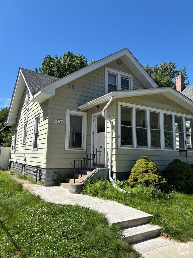 Building Photo - Spacious 3 Bedroom 2 Bath Unit in Northeas...