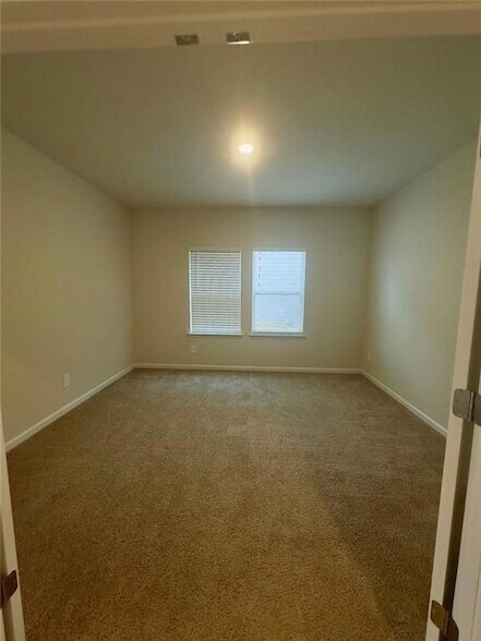 Building Photo - 327 Vly Oak Dr