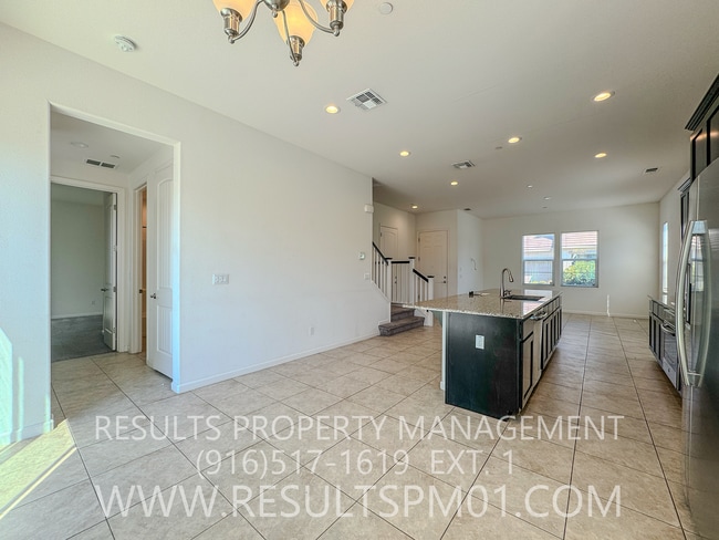 Building Photo - Gorgeous luxury Home! Great price! Spaciou...