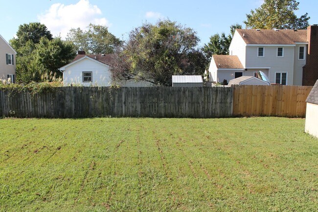 Building Photo - 3BD/2.5BA Home minutes from Dam Neck!  Full fenced Back yard!!