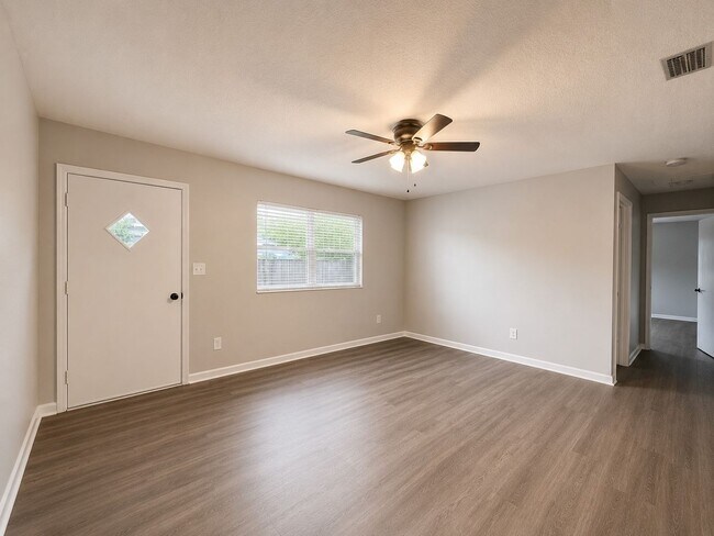 Building Photo - Adorable 2 bedroom 1 bath home with flex space in Lake Mary!