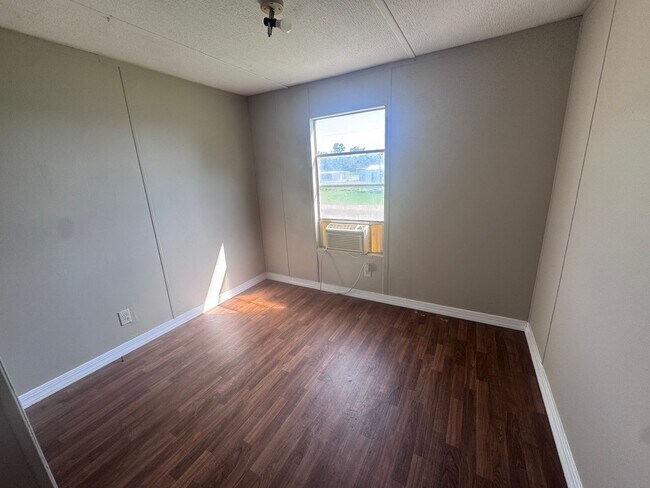Building Photo - 102 Lakewater Dr