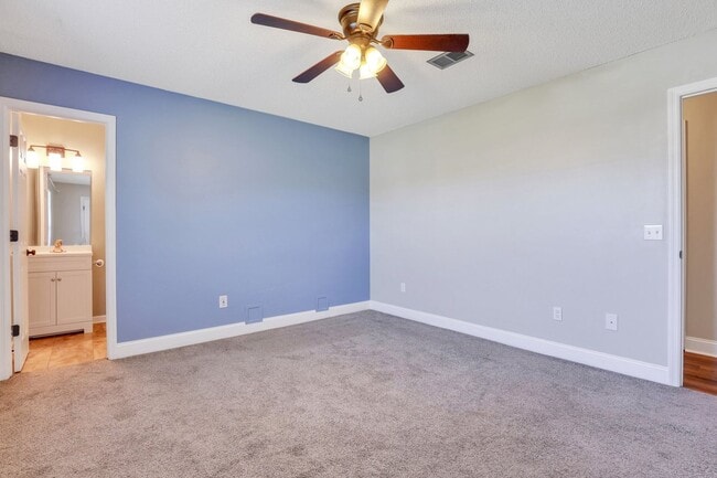 Building Photo - AVAILABLE EARLY OCTOBER [DOG FRIENDLY]