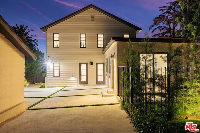 Building Photo - 1020 Manzanita St