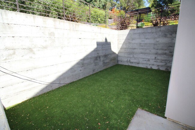 Building Photo - Bright, Stylish Living with Exceptional Ou...