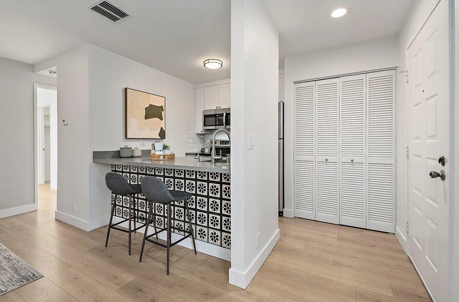 Building Photo - 295 Stonegate Cir