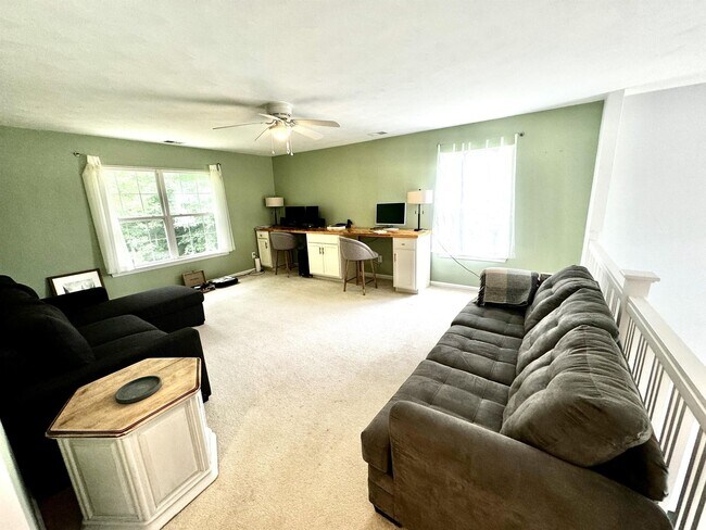 Building Photo - Beautiful 3 bed, 2.5 bath home with a spac...