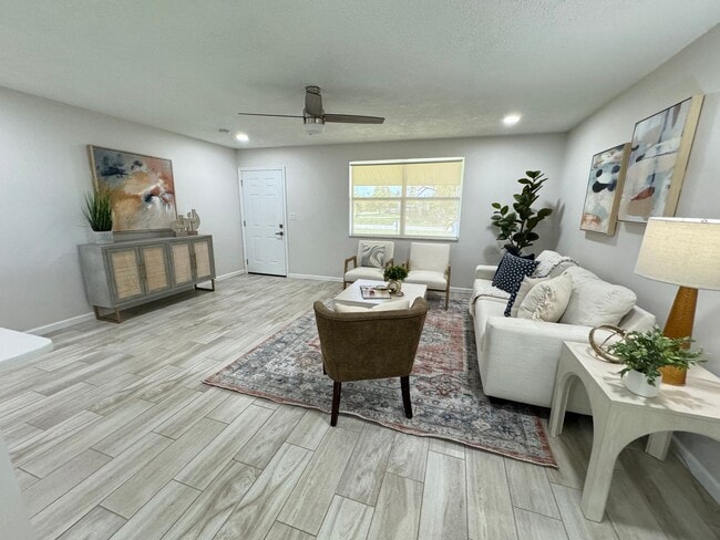 Building Photo - Location Annual Single Fam Rental Pets ok