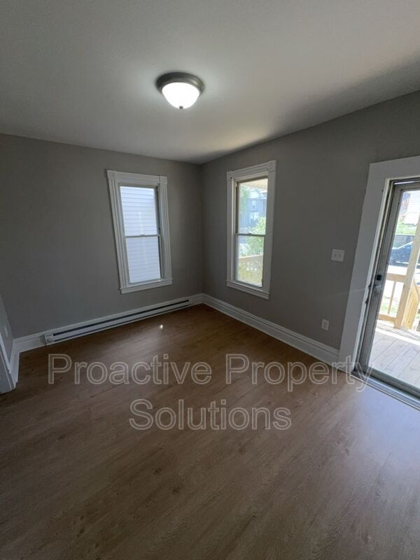 Building Photo - 327-329 S 10th St