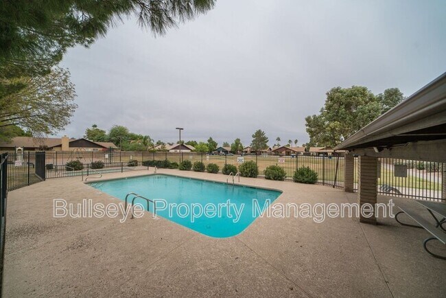 Building Photo - 3229 E Crescent Ave