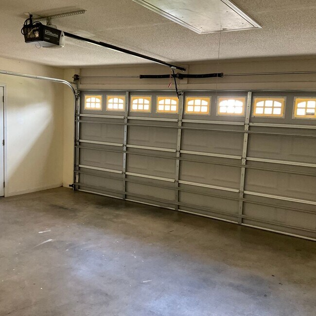 Building Photo - 3 Bedrooms, 2 Baths Home For Rent in Newton NC with 2 car garage