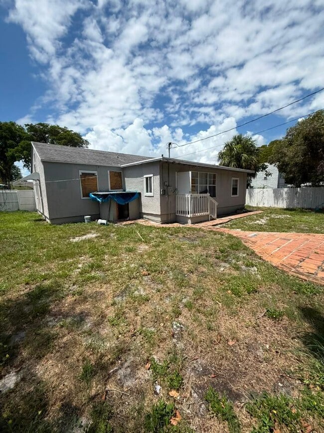 Building Photo - 933 30th Ct