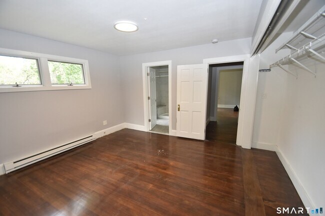 Building Photo - 880 S Quaker Ln