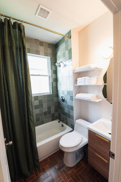 Building Photo - 3508 Tarpis Ave