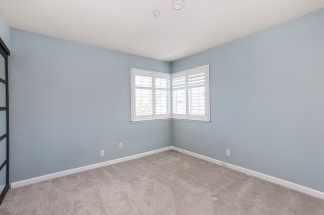 Building Photo - 3 Bed / 2.5 Bath bright and spacious home ...