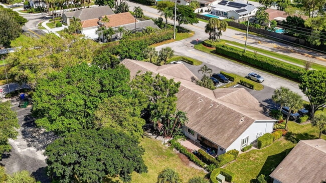 Building Photo - 708 Lago Rd