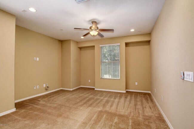 Building Photo - 3 BDRM W/DEN TOWNHOUSE IN PHX