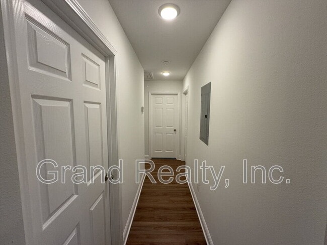 Building Photo - 5098 Bruner St