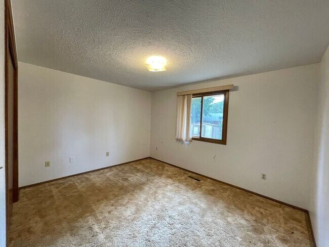 Building Photo - Large 3 Bedroom, 2 Bathroom Home in North Loveland
