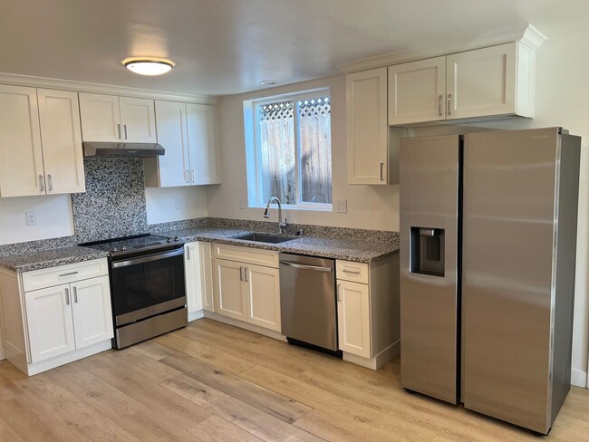Building Photo - Three Bedroom One Bathroom