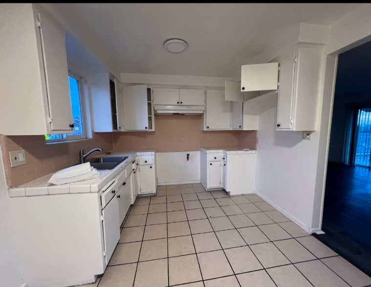 Building Photo - 1348 W 92nd St