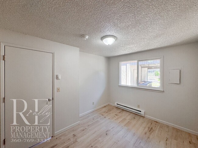 Building Photo - Refreshed 3-Bed Hefner Home with Private Lawn & Covered Parking