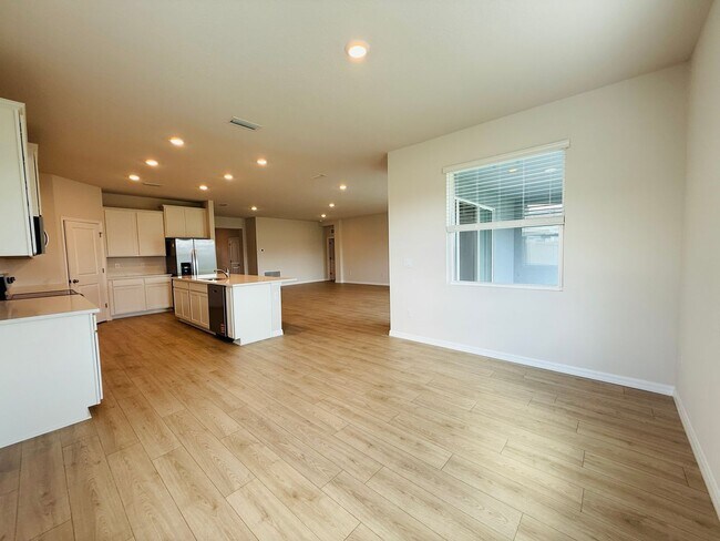 Building Photo - New built 4 bedroom 3 bath 3 car garage in Coddington Subdivision
