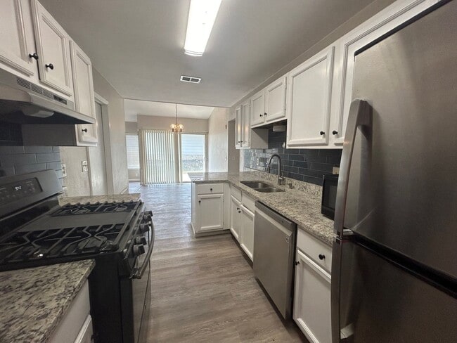 Building Photo - AVAILABLE NOW 3 BD | 2 BA | ATTACHED GARAG...