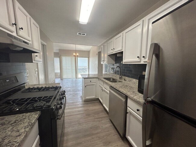 Building Photo - Remodeled 3 Bedroom 2 Bath  with cute back...