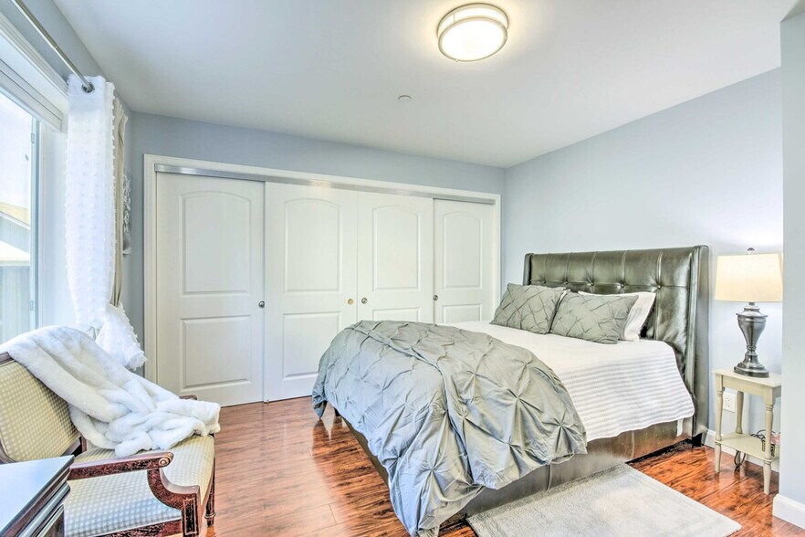 Building Photo - 532 52nd St