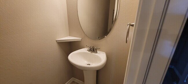 Building Photo - "Charming 3-Bedroom Townhouse Retreat in Colorado Springs – Spacious 1704 Sq Ft with 2.5 Bathrooms!"