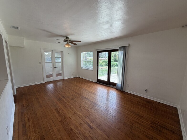 Building Photo - 2 Bed/1 Bath