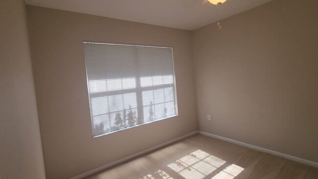 Building Photo - Coming Soon To Tour! Lake City Pet Friendl...