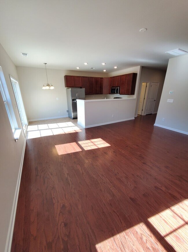 Building Photo - 3 bedroom townhome in university