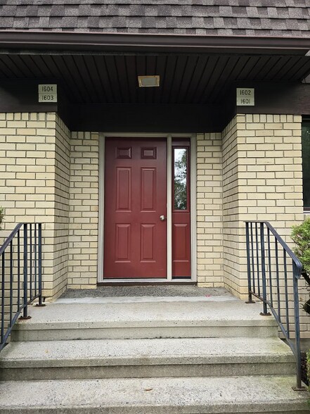 Building Photo - 1601 Cherry Hill Dr