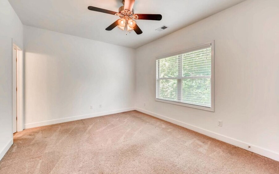 Building Photo - 2027 Pinecrest Dr