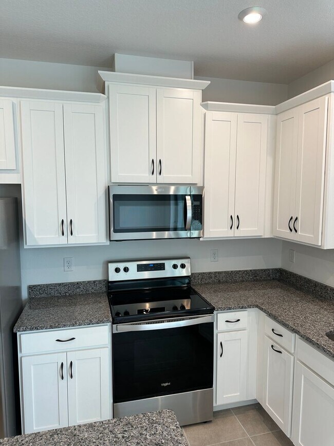 Building Photo - For Rent - 3 BEDROOM 2.5 BATHROOM TOWNHOUS...
