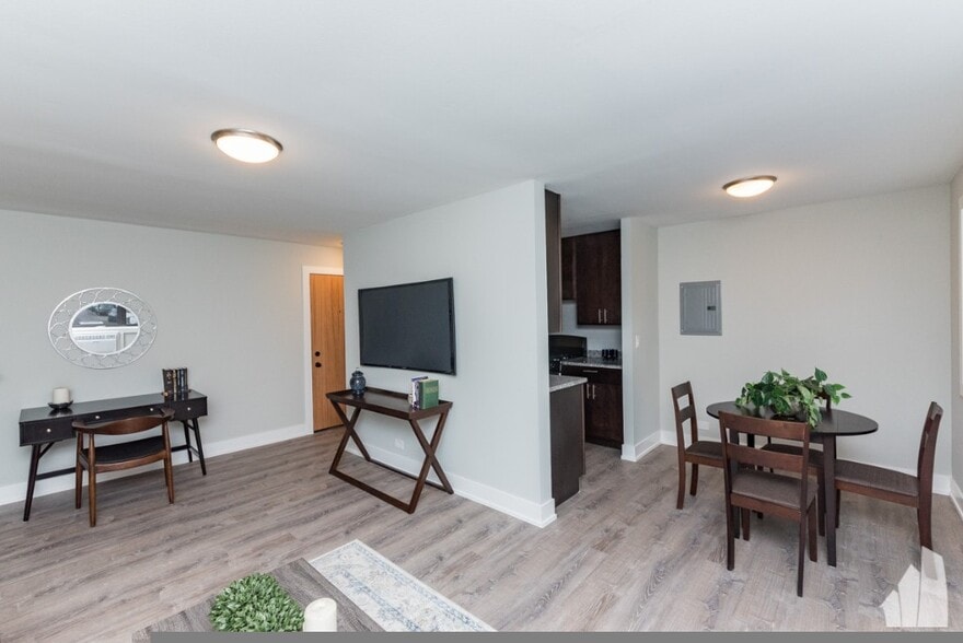 Building Photo - 525 W Surf St