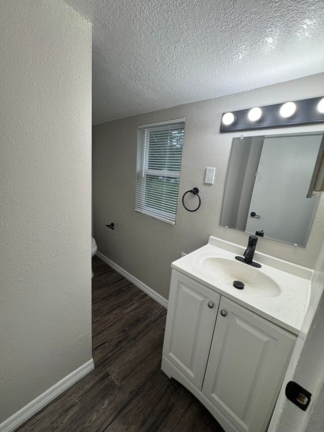 Building Photo - Renovated 2 bedroom, 2 bathroom duplex in ...
