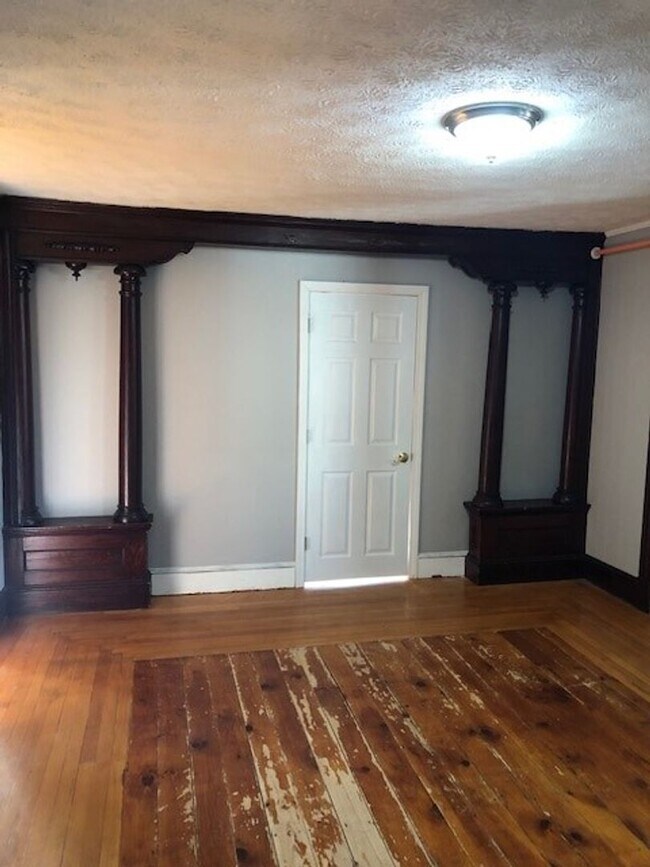 Building Photo - 2BR/1BA Available August 15!! Great Residential Location!
