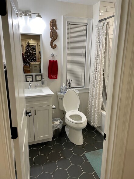 Building Photo - 38 Dustin St