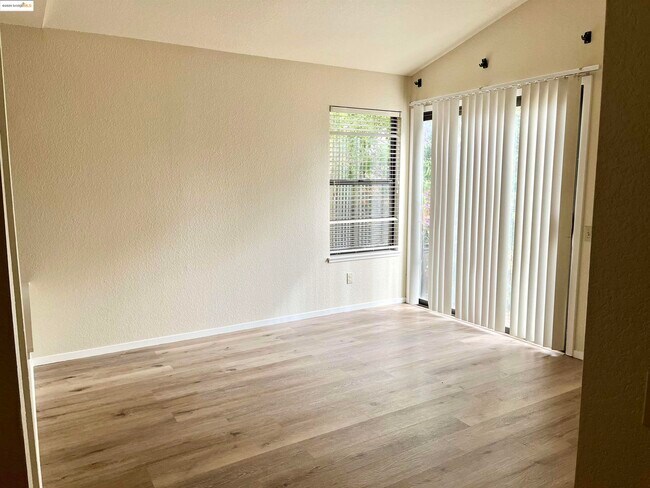 Building Photo - 730 Forest View Common