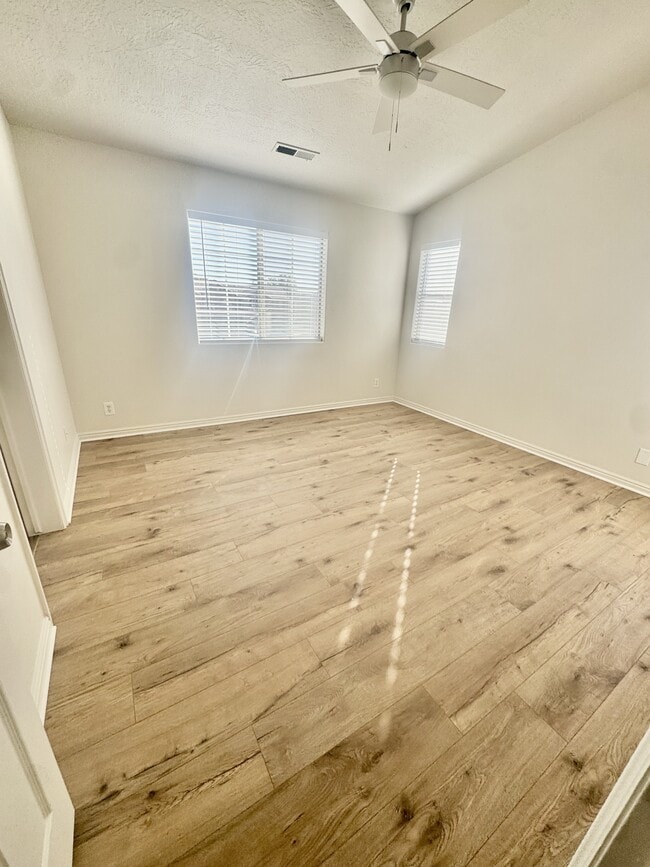 Building Photo - 1122 E 300 S