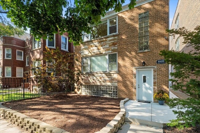Primary Photo - 6422 N Seeley Ave