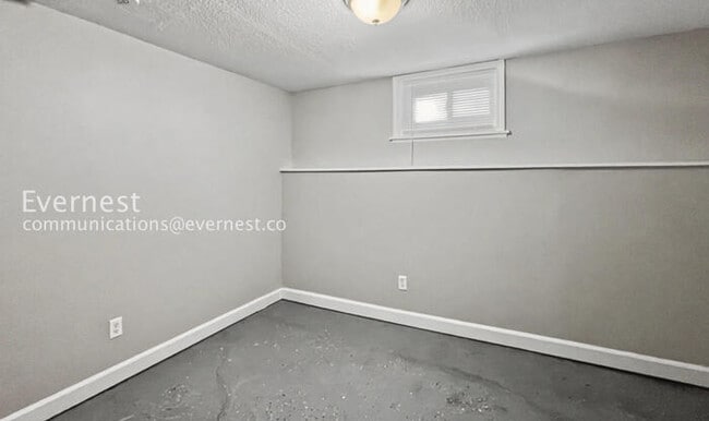 Building Photo - 4 Bed/3 Bath Home with In-Unit Laundry / Available Now!